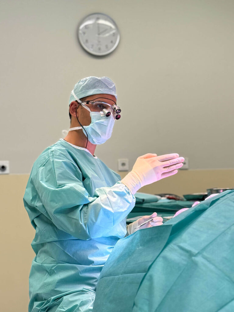 Plastischer Chirurg erklärt OP-Schritte während einer ästhetischen Operation