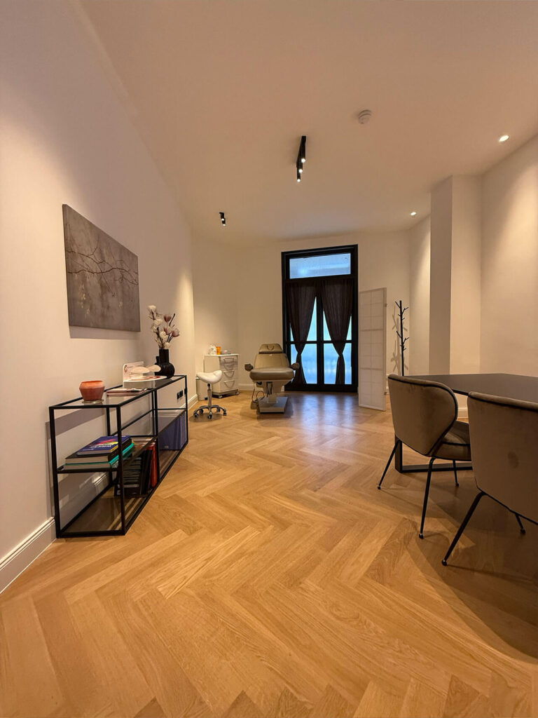 Moderner Behandlungsraum von Dr. Emmanouil Nichlos in Frankfurt mit stilvollem Interieur
