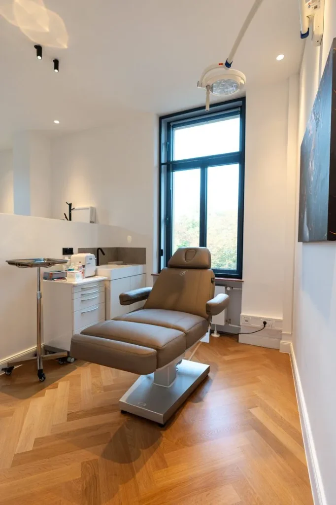 Behandlungsraum mit Behandlungsliege